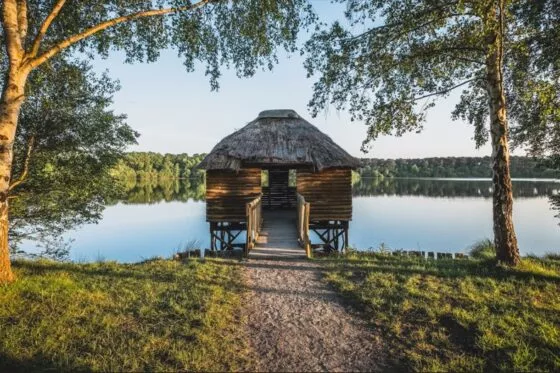 Petite cabane en bois le long de l'étang de Gruellau