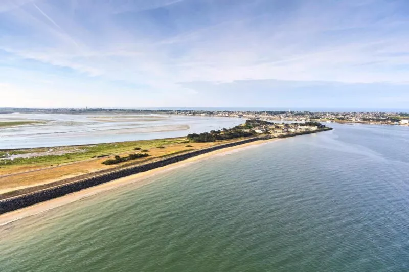 Vue aérienne de la pointe de Pen Bron et de sa grande plage de sable fin