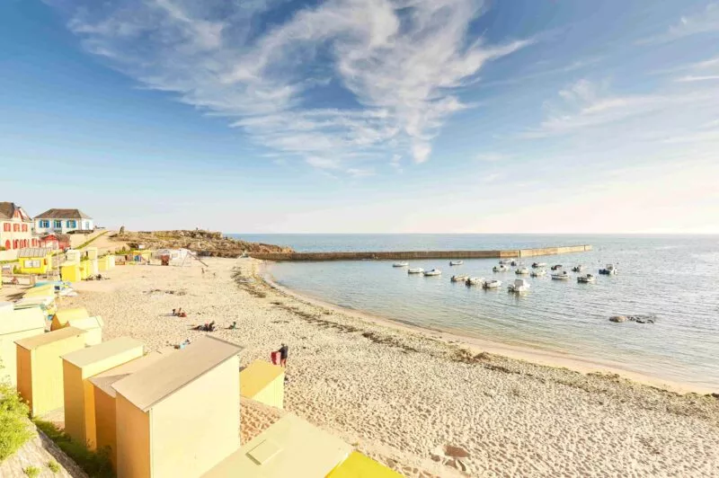 La plage de Batz-sur-mer avec ses cabines de couleur sous le soleil