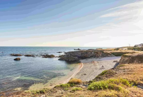 Une crique de la côté sauvage du Croisic au soleil couchant
