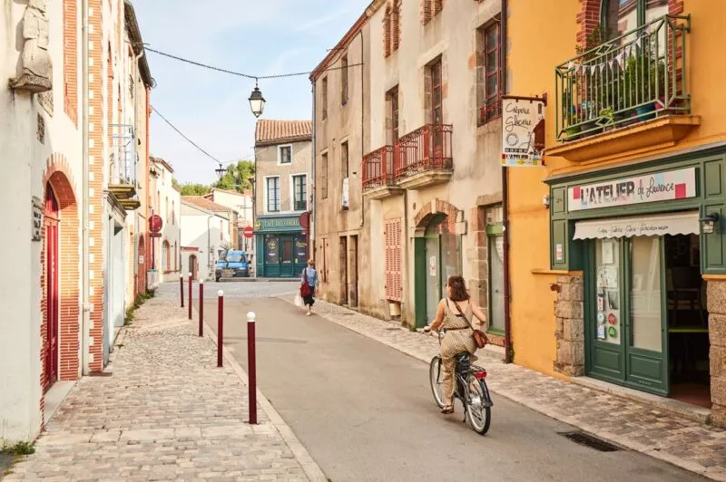 Une personne à vélo dans une ruelle de Clisson et son charme italien.
