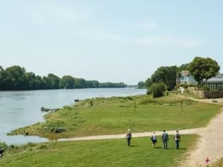 Quatre personnes se baladent le long de la Loire