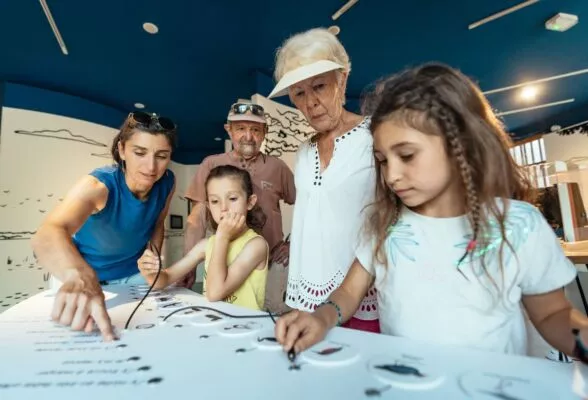 Une famille découvre le centre d'exposition de La Maison du Lac de Grand-Lieu.