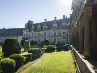 Vue sur la cour intérieure verdoyante du château de Châteaubriant