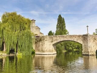 Pont enjambant la Sèvre, entouré de saules pleureurs