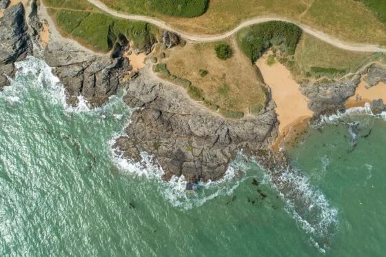 Vue aérienne de la côte atlantique, où se rencontre la mer et les rochers