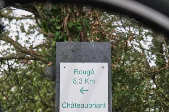 Panneau indicateur pour les cyclistes, indiquant le nombre de kilomètres jusqu'à Châteaubriant et à Rougé