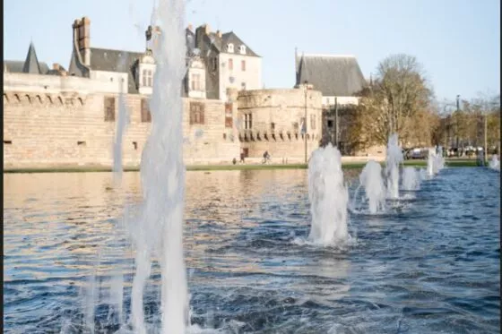 Le miroir d’eau, un spot rafraichissant avec vue sur le château des ducs de Bretagne