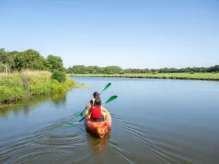 Deux personnes sur un kayak sur la rivière l'Acheneau