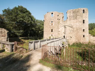 Le Château de Ranrouët : vue du pont-levis et du Châtelet