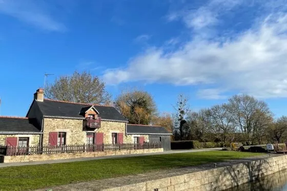 Vue sur la maison éclusière du terrier le long du canal de Nantes à Brest