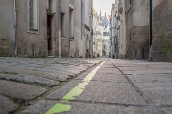 Une rue de Nantes, avec la fameuse ligne verte qui permet de suivre le parcours artistique dans la ville