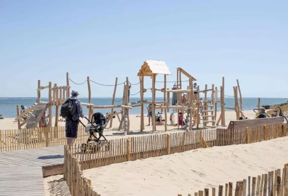 Une structure de jeux en bois sur une plage
