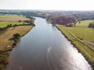 Une rivière entourée de champs: la Vilaine.