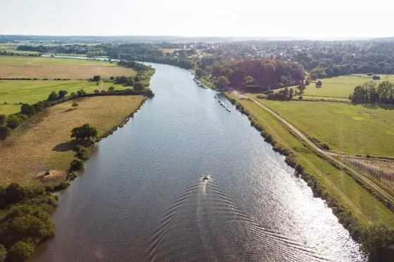 Une rivière entourée de champs: la Vilaine.
