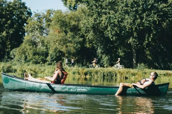 Deux personnes au repos dans un canoë qui dérive sur le Canal de Nantes à Brest