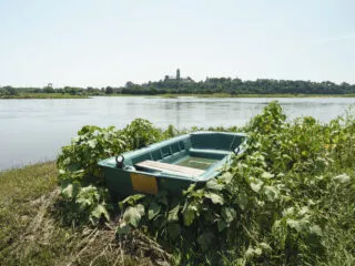 Barque échouée le long de l'étang de la Gravelle