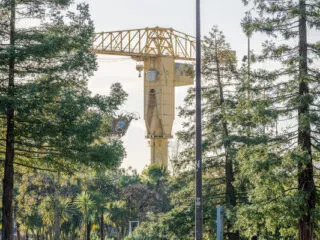 Une très grande grue jaune surplombant la ville : c'est la grue titan