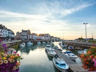 Le port du Croisic et ses élégantes demeures en front de mer.