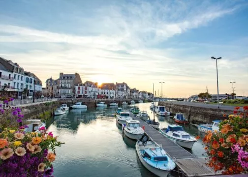 Le port du Croisic et ses élégantes demeures en front de mer.