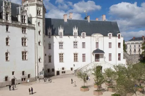 La cour du château des Ducs de Bretagne, un lieu idéal pour faire une pause au milieu de siècles d’histoire.