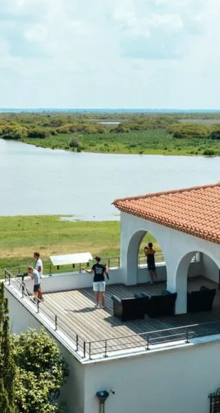 Vue aérienne sur le pavillon qui donne sur le lac de Grand-Lieu.