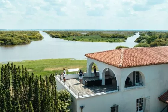 Vue aérienne sur le pavillon qui donne sur le lac de Grand-Lieu.