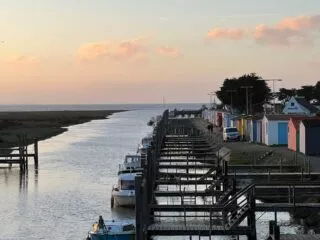 Vue sur le port du Collet au soleil couchant