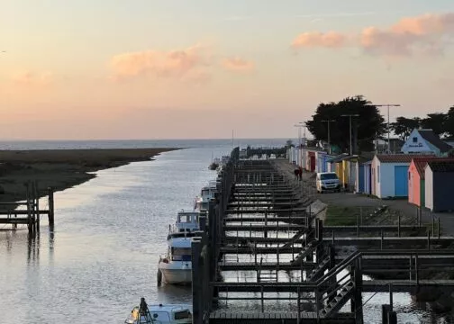 Vue sur le port du Collet au soleil couchant