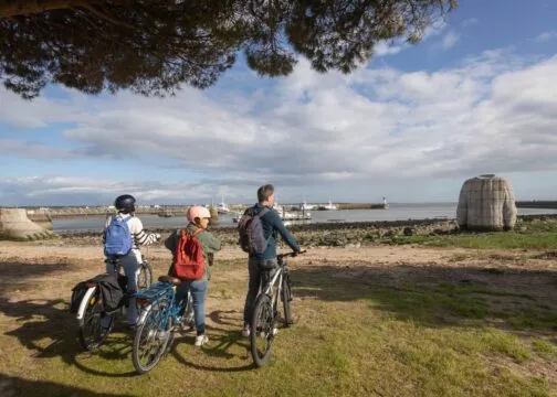 Trois cyclistes regardent l'océan à Saint-Nazaire.