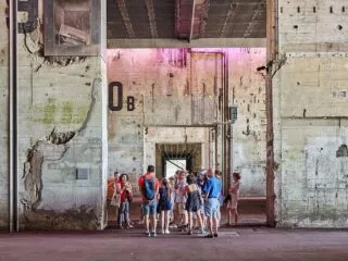 Un groupe de personnes visite la base sous-marine de Saint-Nazaire