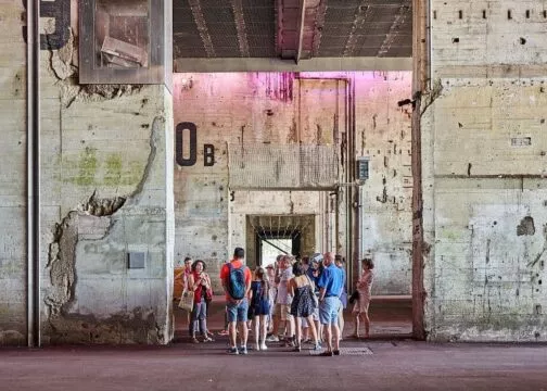 Un groupe de personnes visite la base sous-marine de Saint-Nazaire