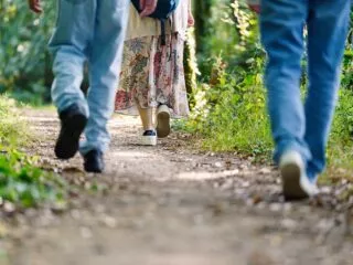 Pieds de randonneurs sur un sentier