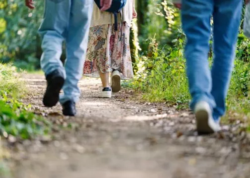 Pieds de randonneurs sur un sentier