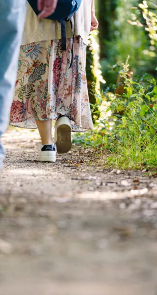 Une famille se balade sur un sentier éclairé par le soleil