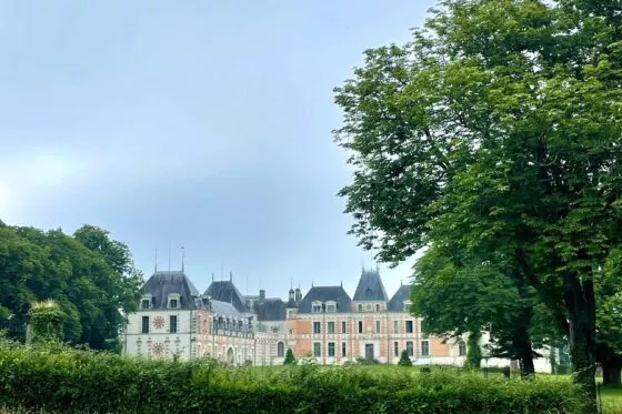 Le château de Clermont, un bâtiment historique au coeur de la campagne.