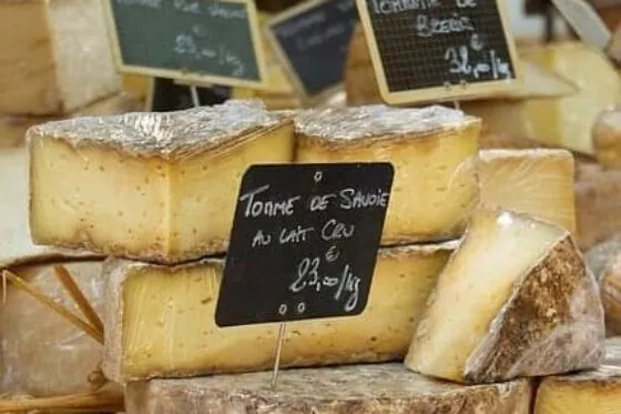 Pile de fromages sur un étal