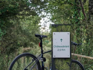 Vélo devant un panneau de signalisation pour balade à vélo