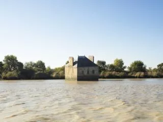 L'oeuvre La Maison dans la Loire de Jean-Luc Courcoult à Couëron