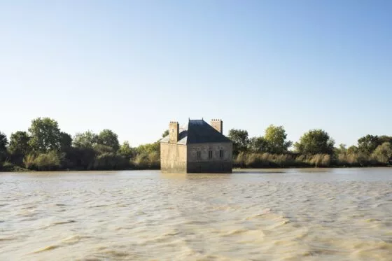 L'oeuvre La Maison dans la Loire de Jean-Luc Courcoult à Couëron