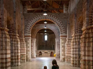 Une famille découvre l'abbatiale Déas