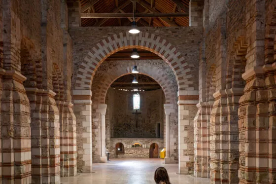 Une famille découvre l'abbatiale Déas