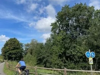 Une personne à vélo sur la piste cyclable de l'île Pinette