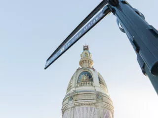 Vue en contreplongée sur la tour du Lieu Unique