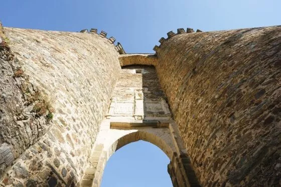 Porte d'un château fort médiéval vu d'un bas