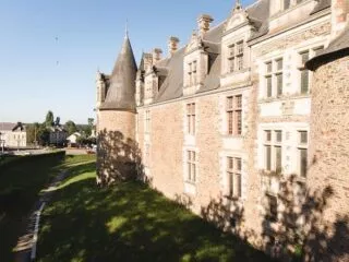 Façade d'un château en pierre