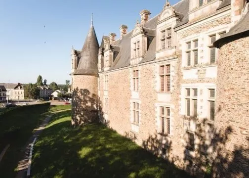 Façade d'un château en pierre