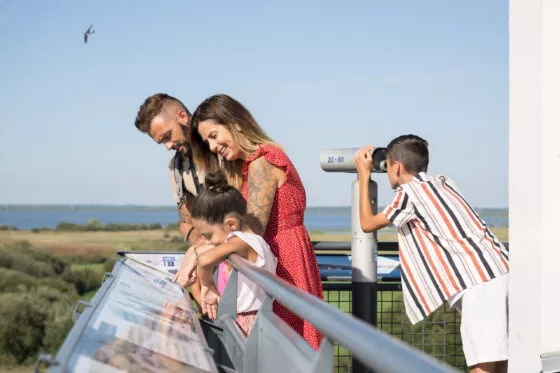 Une famille observe le panorama depuis une terrasse