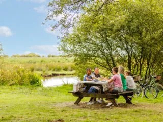 Famille pique-niquant en bord de marais à La Chaussée Neuve