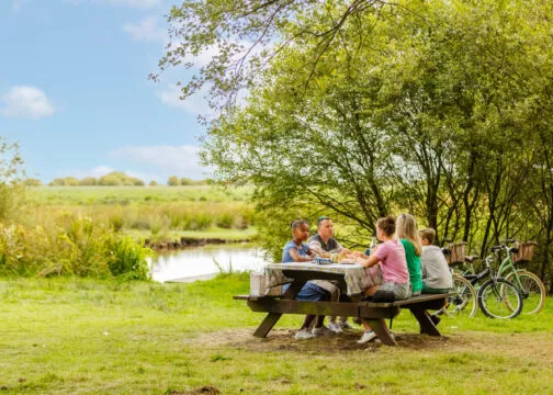 Famille pique-niquant en bord de marais à La Chaussée Neuve